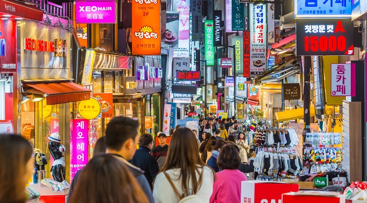 Khu phố mua sắm Myeongdong nhộn nhịp vào buổi tối