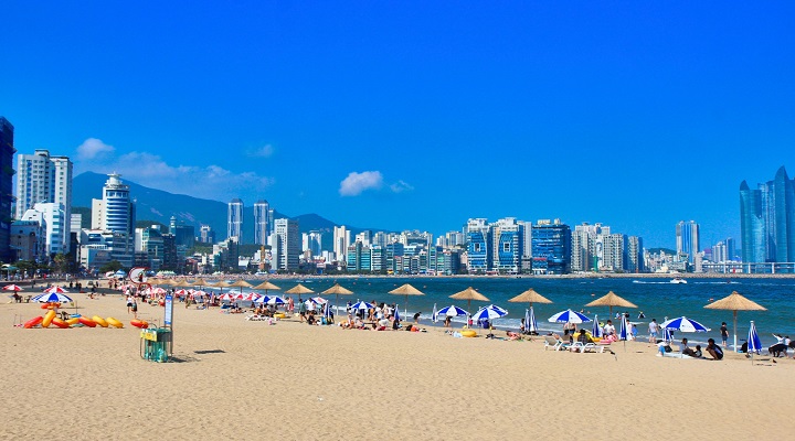 Bãi biển Haeundae vào mùa hè với nước xanh và bờ cát trắng trải dài