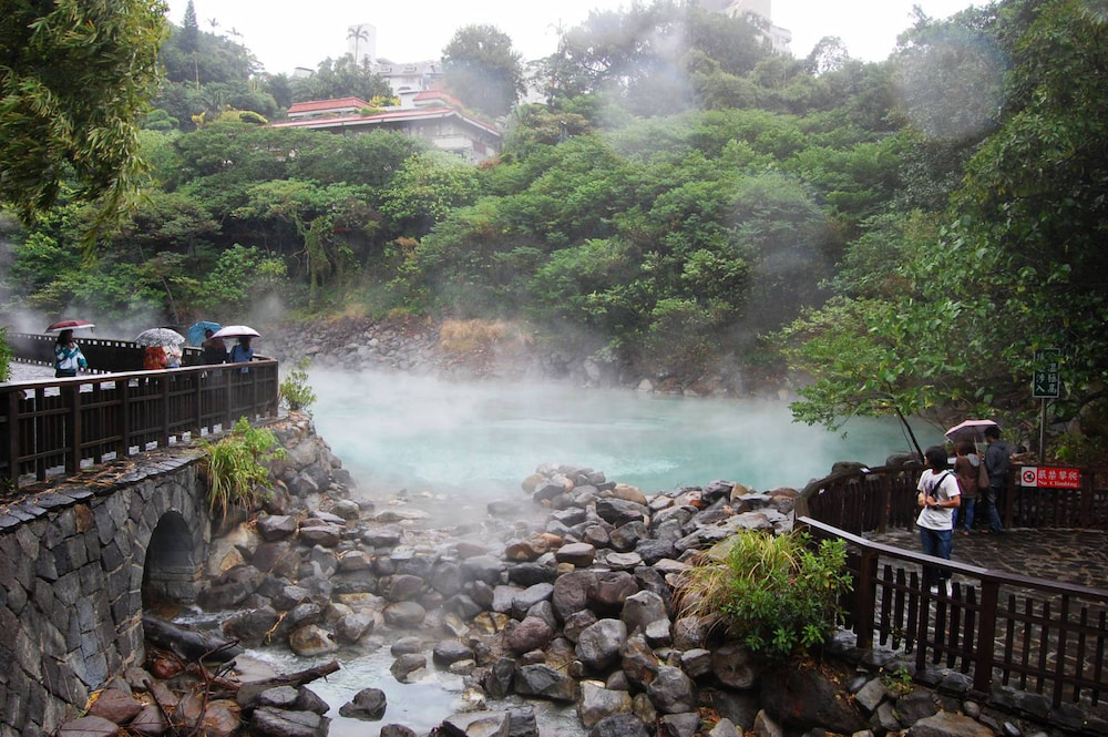 Beitou nổi bật nhờ các dòng suối khoáng đặc biệt chứa lưu huỳnh xanh lá cây