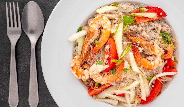“Bùng nổ vị giác” với món salad miến tôm tại Pattaya