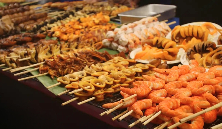Xiên nướng thơm “nức mũi” tại các khu chợ đêm Thái Lan Pattaya
