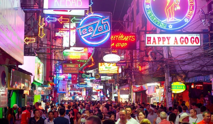 Phố đi bộ Pattaya sôi động về đêm với các quán bar và nhạc sống