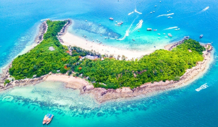 Bãi biển Coral trong xanh, lý tưởng cho các hoạt động thể thao dưới nước