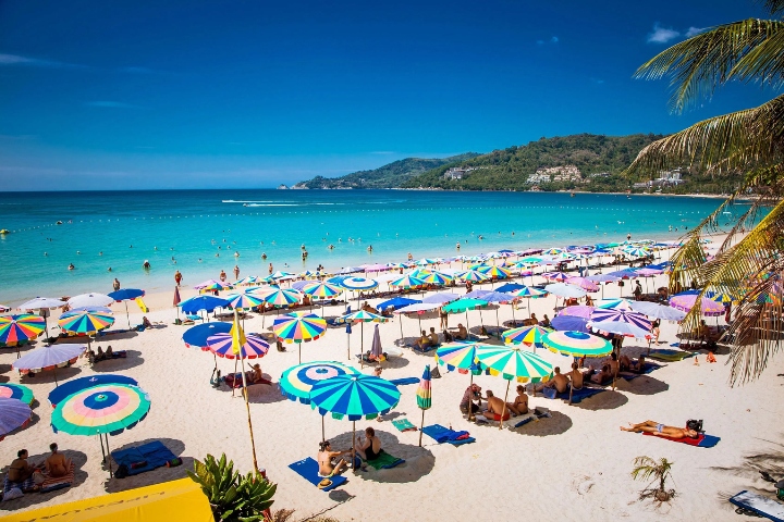 Bãi biển Patong ở Phuket với màu nước xanh ngọc đẹp mắt