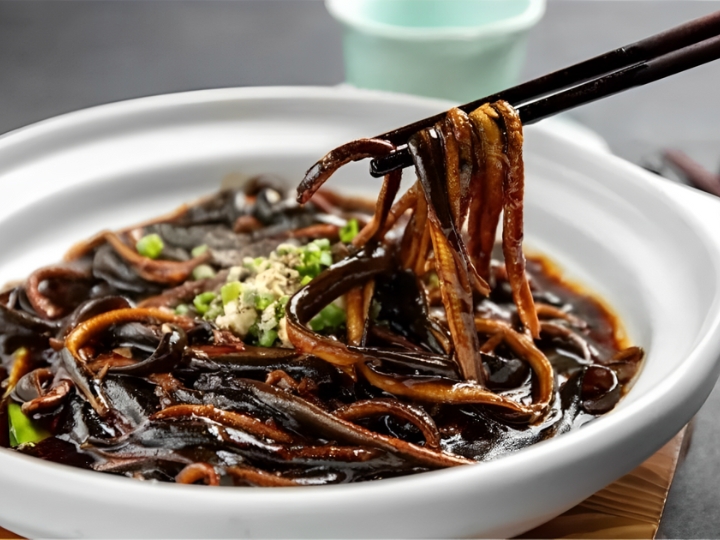 Món lươn trộn tẩm dầu giòn rụm, đậm đà hương vị.