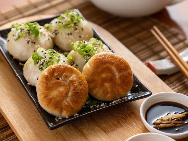 Bánh bao áp chảo vàng giòn, đầy đặn nhân thịt thơm ngon.