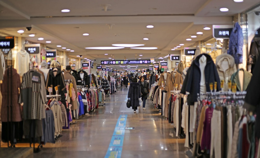 Hành lang mua sắm GOTO Mall kéo dài gần 900 mét với hàng trăm gian hàng san sát