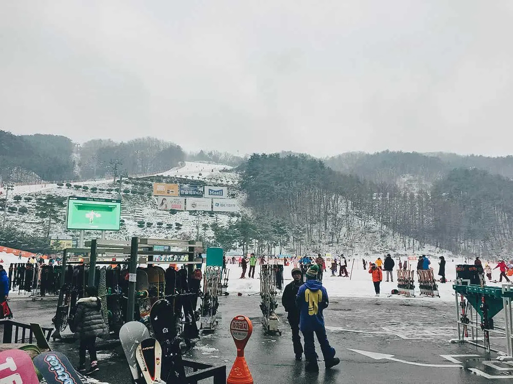 Khu vực chuẩn bị thiết bị trượt tại Oak Valley Snow Park