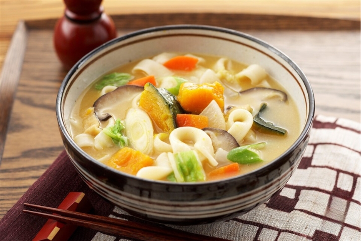 Mì súp Hoto có sợi mì dẹt, dày, được nấu mềm trong canh miso