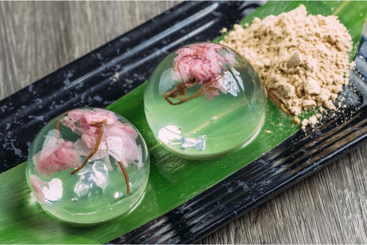 Mì súp Hoto có sợi mì dẹt, dày, được nấu mềm trong canh miso