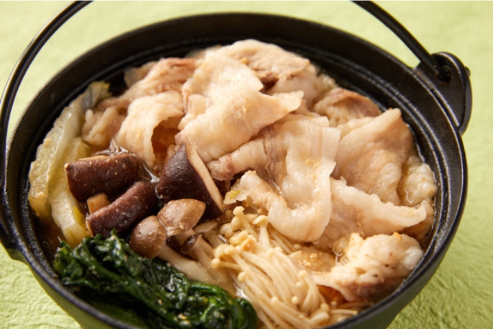 Inobuta Nabe được chế biến từ thịt lợn Berkshire địa phương, rau củ và nước dùng miso