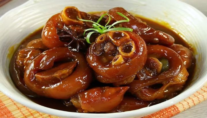 M&oacute;n ch&acirc;n gi&ograve; heo om hấp dẫn
