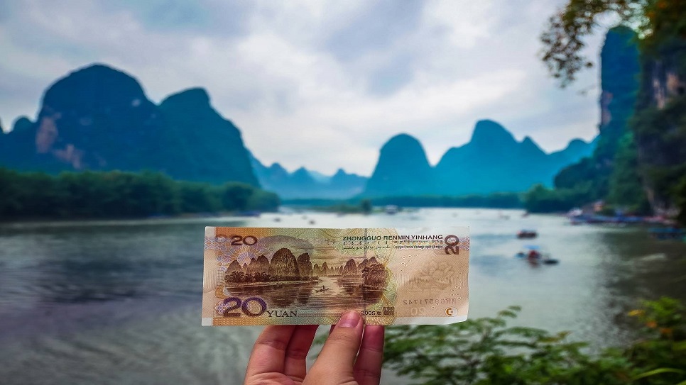 Tờ tiền 20 tệ với bối cảnh l&agrave; cảnh sắc thi&ecirc;n nhi&ecirc;n tuyệt đẹp tại s&ocirc;ng Li Giang