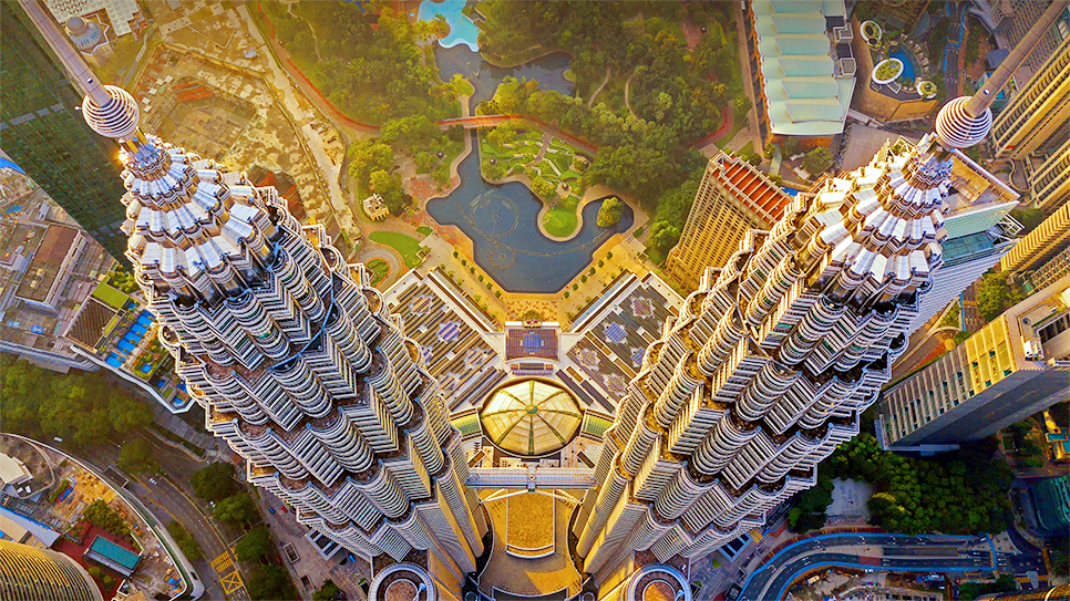 Chụp h&igrave;nh tại th&aacute;p đ&ocirc;i Petronas Towers 