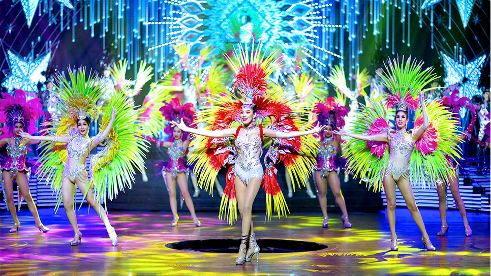 Đoàn thưởng thức show Alcazar