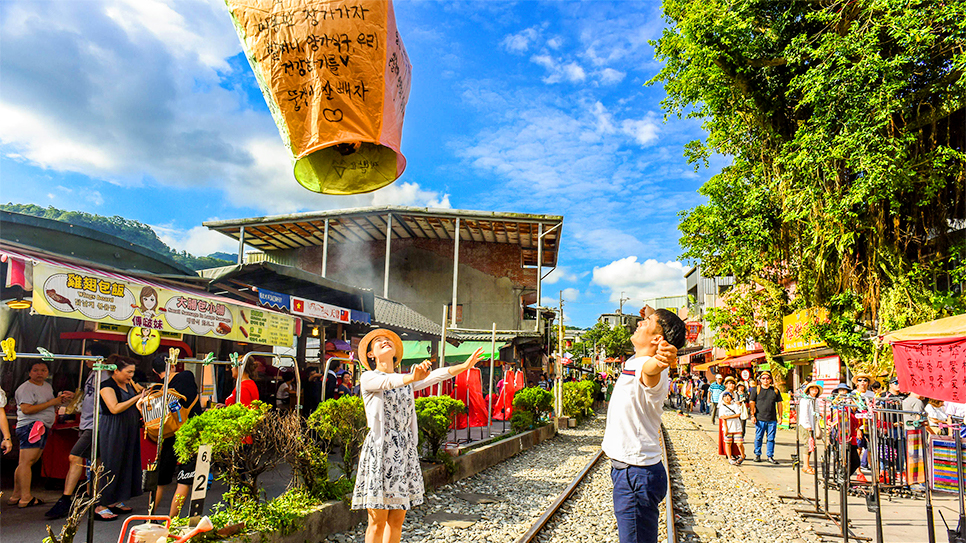Thả đèn trời tại Làng cổ Thập Phần