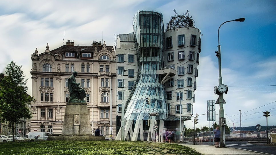 Dancing house như một cặp vũ công đang nhảy múa