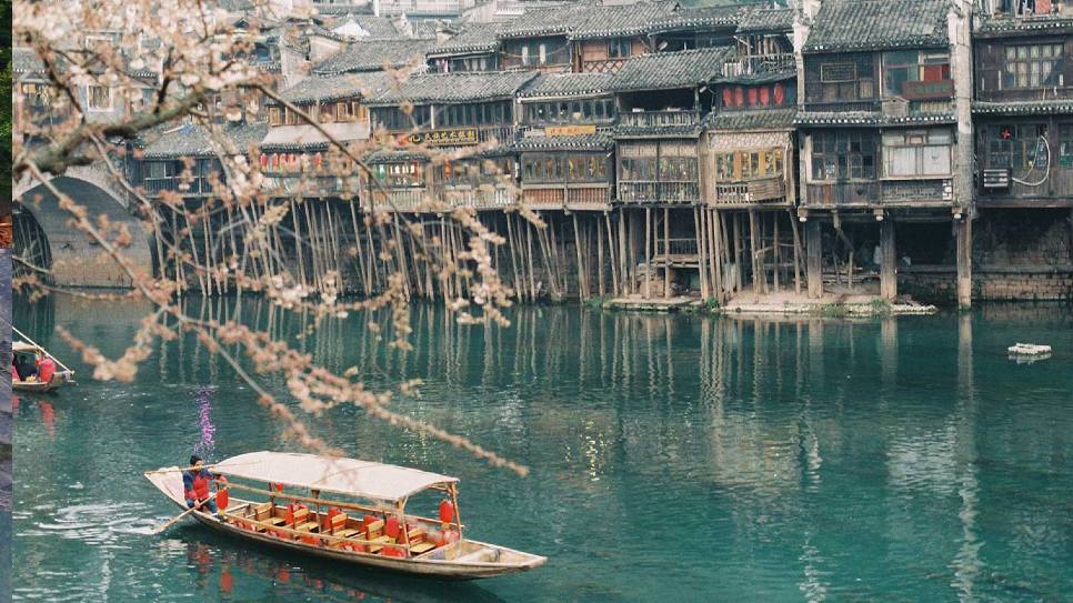 ngồi thuyền dạo s&ocirc;ng Đ&agrave; Giang
