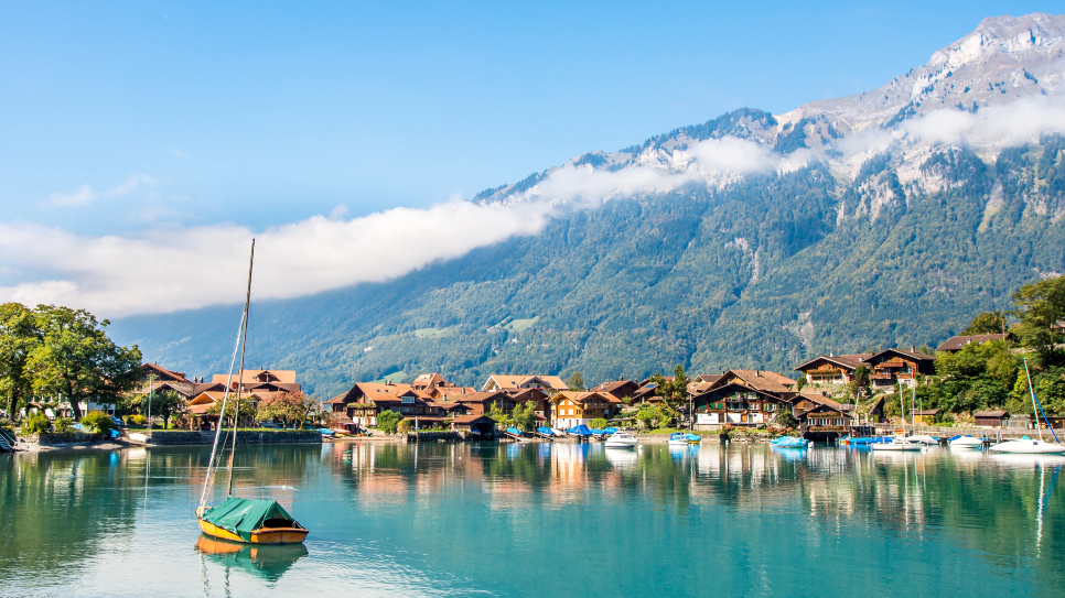 Mọt phim H&agrave;n th&igrave; kh&ocirc;ng thể qu&ecirc;n khung cảnh hồ Brienz quen thuộc n&agrave;y được