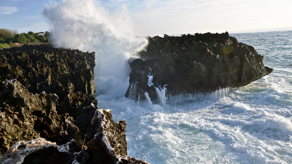 Hiện tượng water blow - nơi sóng gặp đá, hùng vỹ gặp an yên