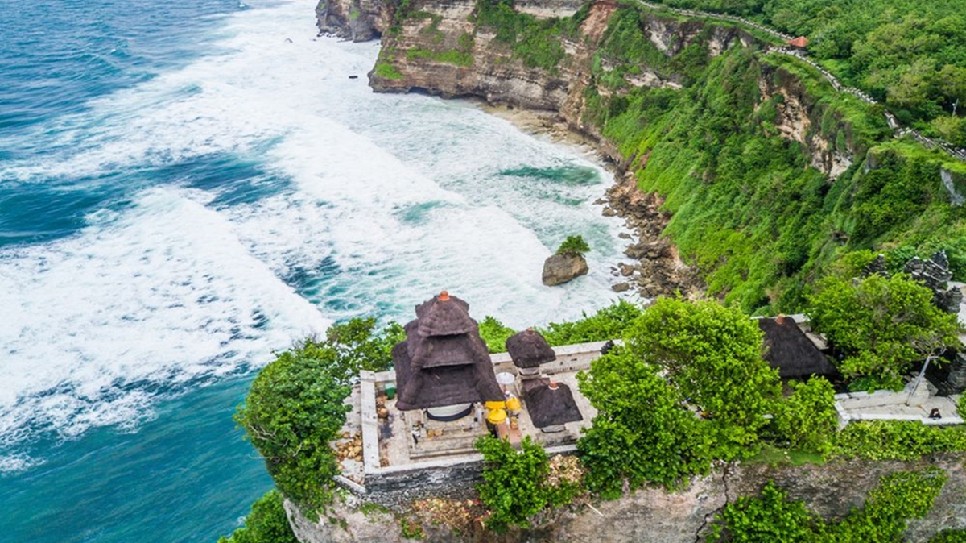 Uluwatu là ngôi đèn linh thiêng, một trong 9 ngôi đền lớn và quan trọng nhất ở đảo thiên đường Bali