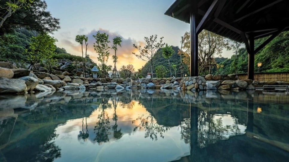 Hồ nước nóng Onsen