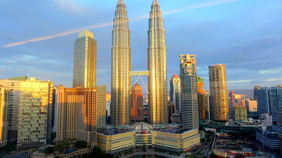 Chụp h&igrave;nh tại th&aacute;p đ&ocirc;i Petronas Towers
