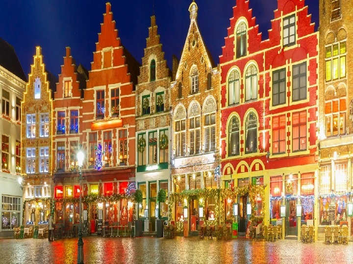 Quảng trường Bruges tại Bỉ được trang tr&iacute; rực rỡ &aacute;nh đ&egrave;n
