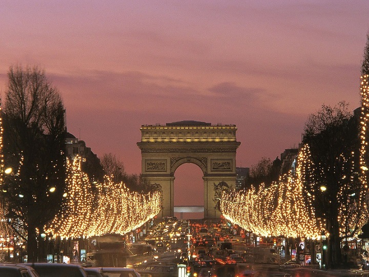 &Aacute;nh đ&egrave;n được trang tr&iacute; khắp đường phố Paris, Ph&aacute;p v&agrave;o lễ Gi&aacute;ng sinh