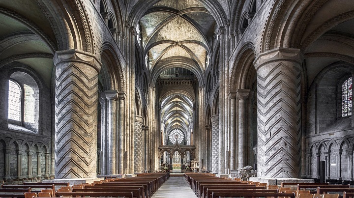Khu vực b&ecirc;n trong nh&agrave; thờ Durham