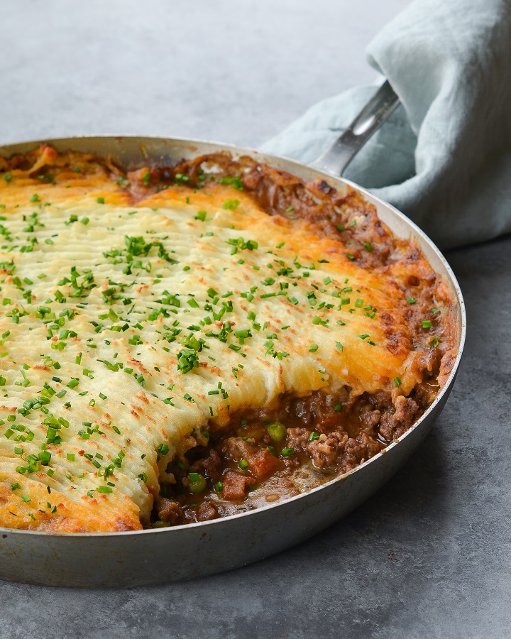 Shepherd's Pie - một bữa ăn l&agrave;nh mạnh v&agrave; cổ điển của Anh