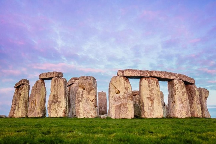 Stonehenge - những vi&ecirc;n đ&aacute; được xếp chồng l&ecirc;n nhau 1 c&aacute;ch kỳ lạ