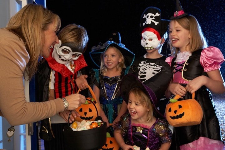 Trẻ em Đức nói Süßes Oder Saures thay vì Trick or Treat