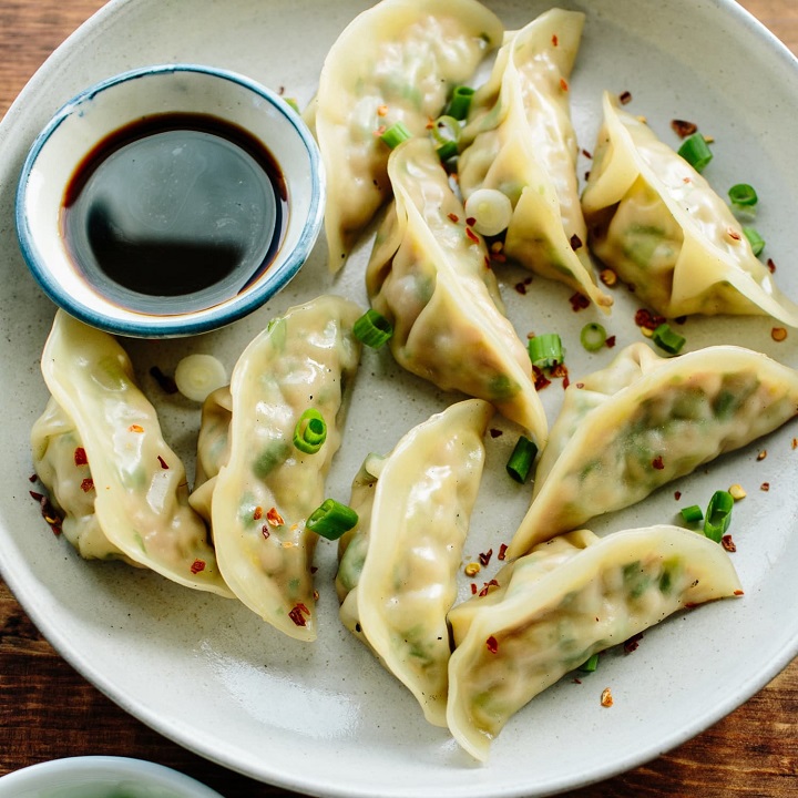 B&aacute;nh bao l&agrave; m&oacute;n ăn truyền thống v&agrave;o đ&ecirc;m giao thừa