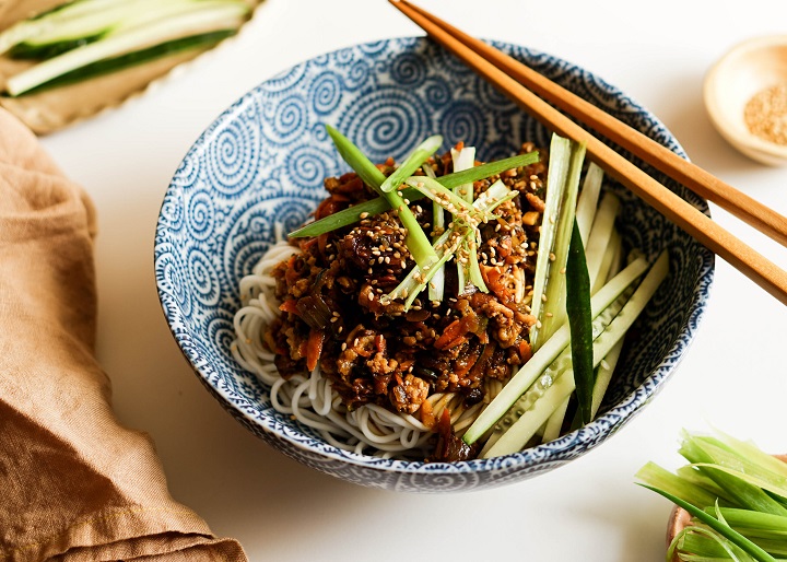 Zhajiangmian l&agrave; một trong những m&oacute;n ăn nổi tiếng nhất của ẩm thực Sơn Đ&ocirc;ng