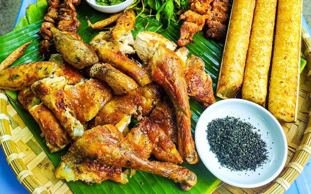 Cơm lam cùng thịt gà bản nướng