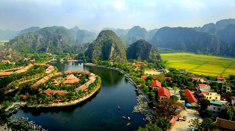 Mùa lúa chín vàng trải rộng khắp Ninh Bình